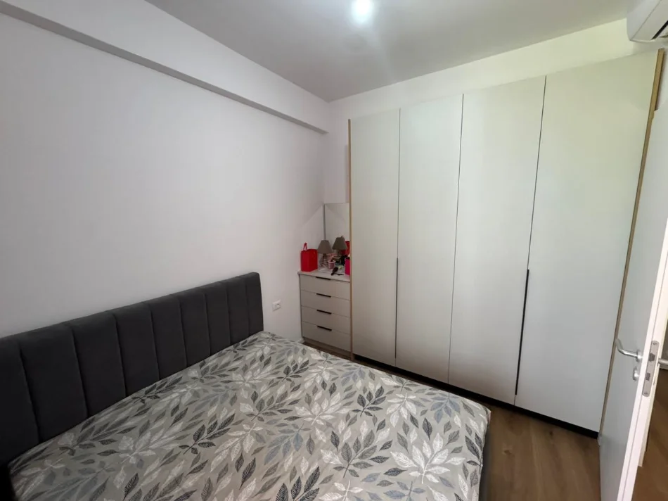 Tirane, jepet me qera apartament 1+1 Kati 1, 