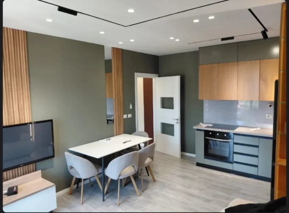 Tirane, jepet me qera apartament 2+1 Kati 7, 650 € (Ali Demi)