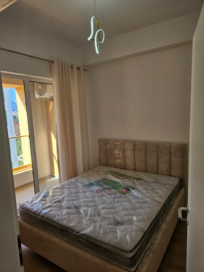 Tirane, jepet me qera apartament 1+1+Ballkon Kati 5, 60 m² 400 € (Ali Demi, Rezidenca Kaimi)