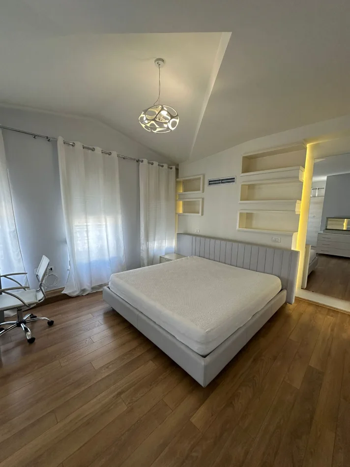 Tirane, jepet me qera Vile 4+1+Ballkon Kati 0, 150 m² 2.700 € (White House, TEG)
