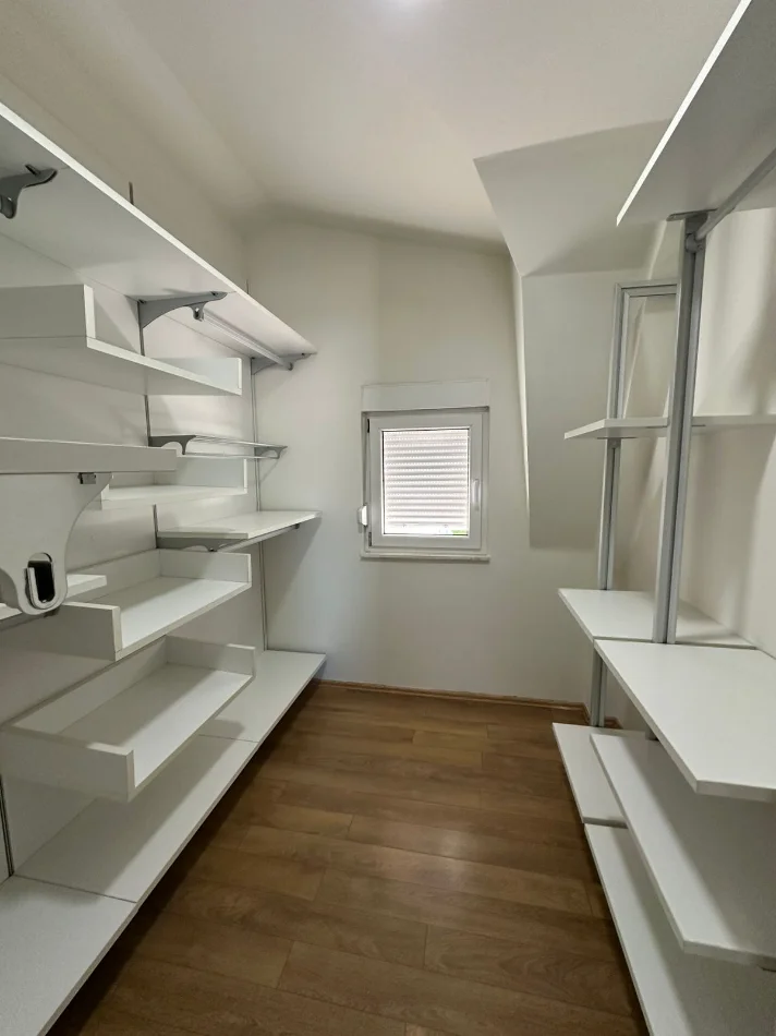 Tirane, jepet me qera Vile 4+1+Ballkon Kati 0, 150 m² 2.700 € (White House, TEG)