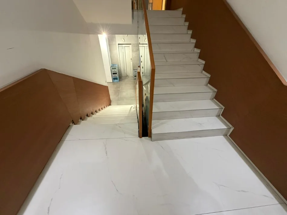 Tirane, jepet me qera ambjent biznesi Kati 2, 120 m² 1.450 € (rruga e el)