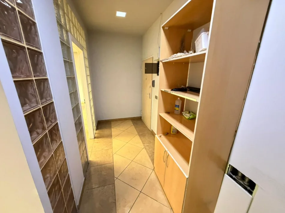 Tirane, jepet me qera ambjent biznesi Kati 2, 120 m² 1.450 € (rruga e el)