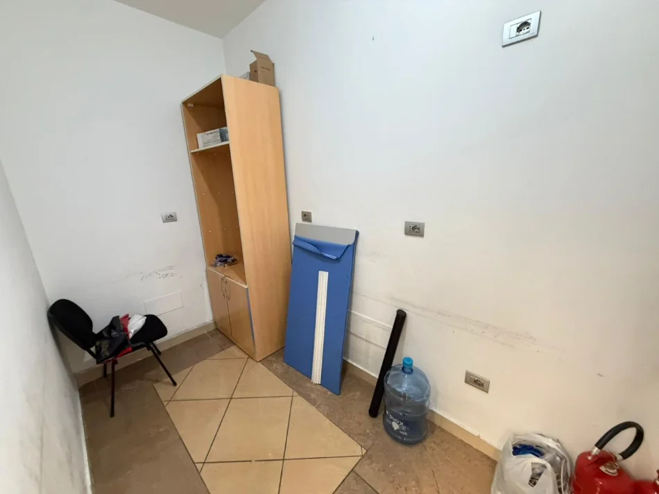 Tirane, jepet me qera ambjent biznesi Kati 2, 120 m² 1.450 € (rruga e el)