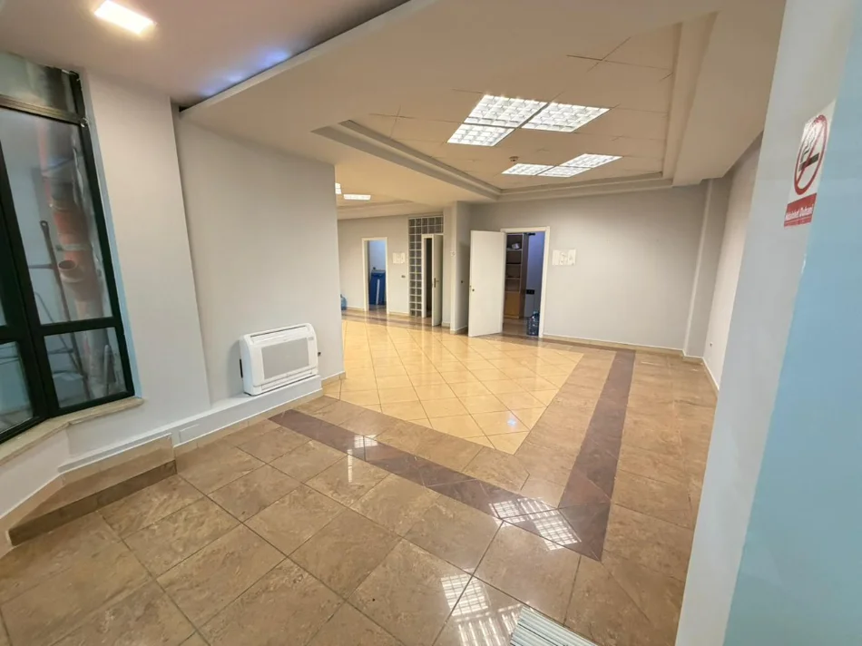 Tirane, jepet me qera ambjent biznesi Kati 2, 120 m² 1.450 € (rruga e el)