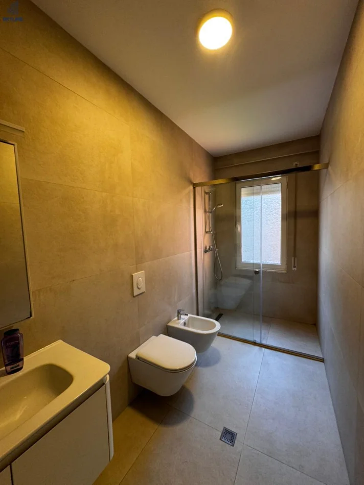 Tirane, jepet me qera apartament 1+1 Kati 3, 65 m² 650 € (Astir)