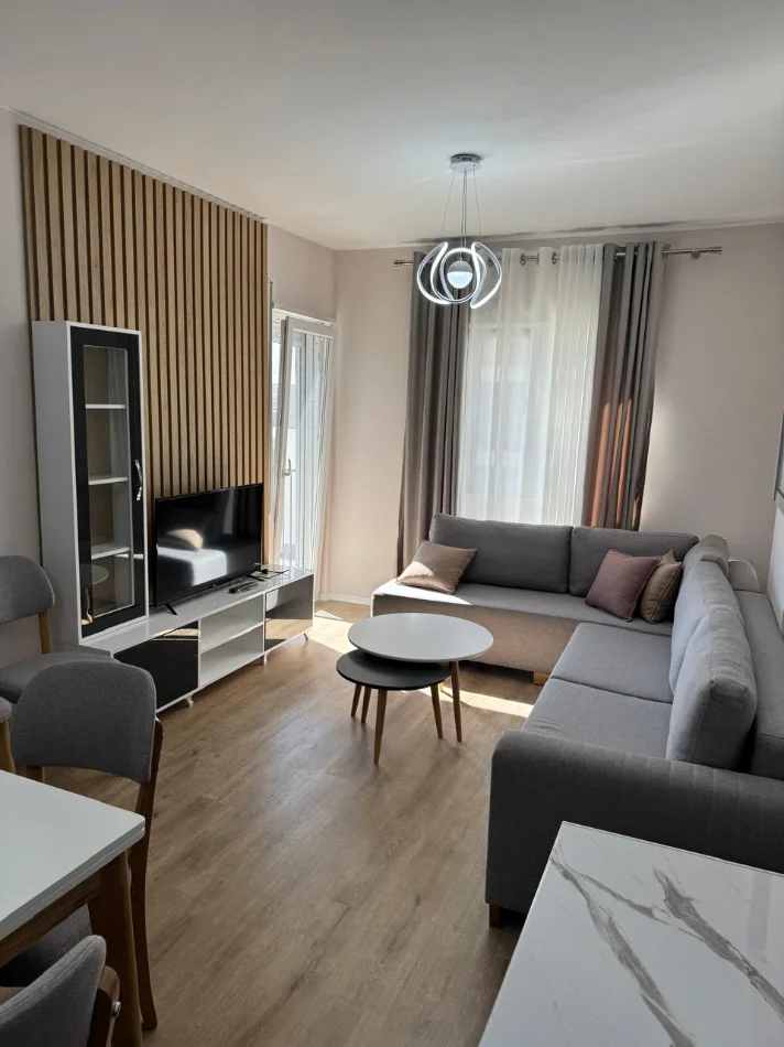 Tirane, jepet me qera apartament 1+1 Kati 4, 95 m² 550 € (Univers City)