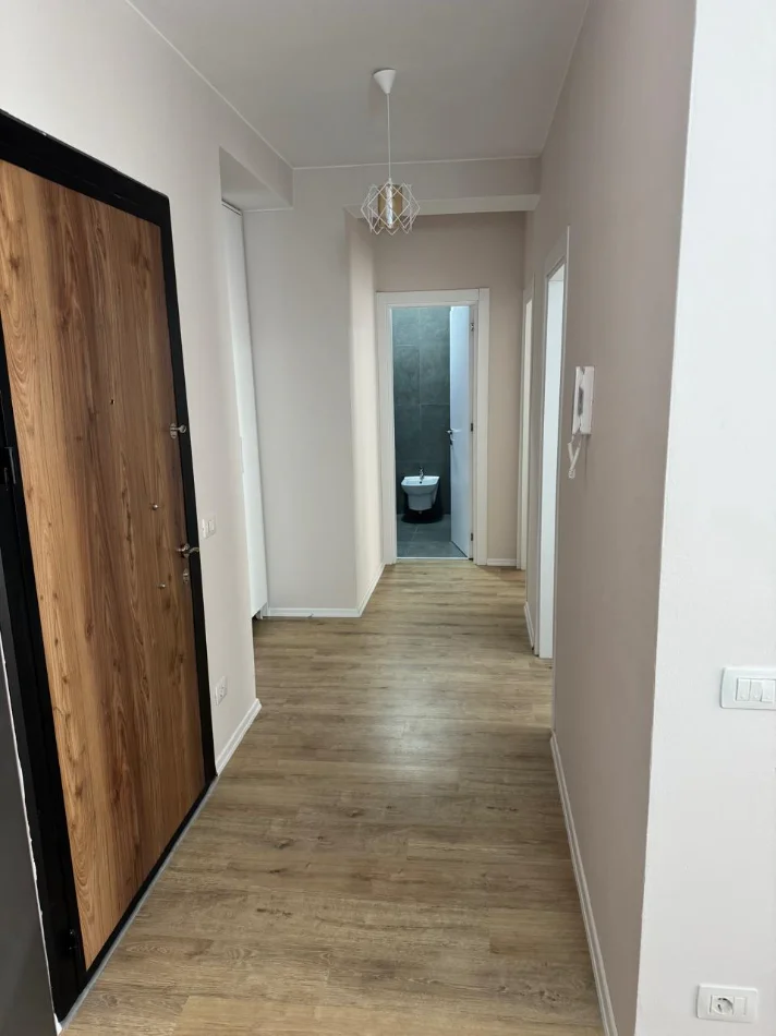 Tirane, jepet me qera apartament 1+1 Kati 4, 95 m² 550 € (Univers City)