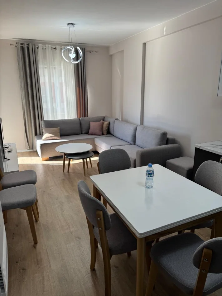 Tirane, jepet me qera apartament 1+1 Kati 4, 95 m² 550 € (Univers City)