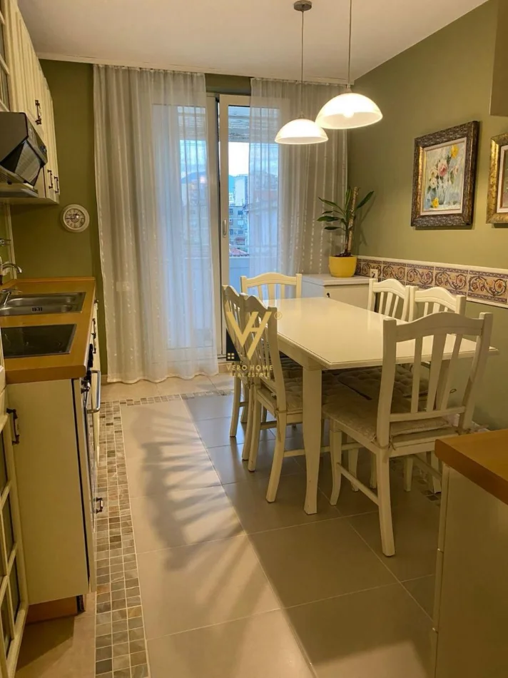 Tirane, jepet me qera apartament duplex 3+1+Ballkon Kati 4, 120 m² 920 € (RRUGA E DURRESIT)