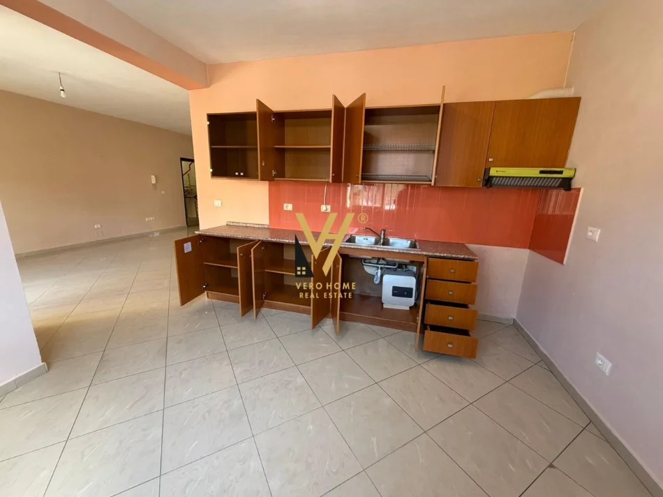Tirane, shitet apartament 2+1+Ballkon Kati 1, 106 m² 250.000 € (KOMUNA E PARISIT)