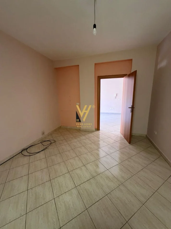 Tirane, shitet apartament 2+1+Ballkon Kati 1, 106 m² 250.000 € (KOMUNA E PARISIT)