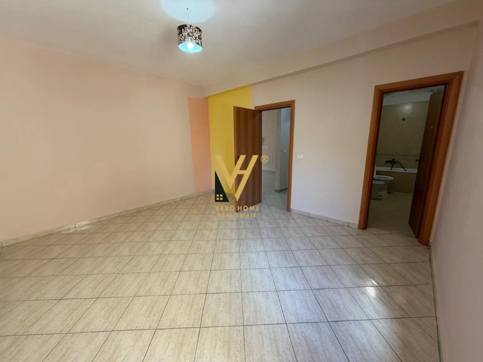 Tirane, shitet apartament 2+1+Ballkon Kati 1, 106 m² 250.000 € (KOMUNA E PARISIT)