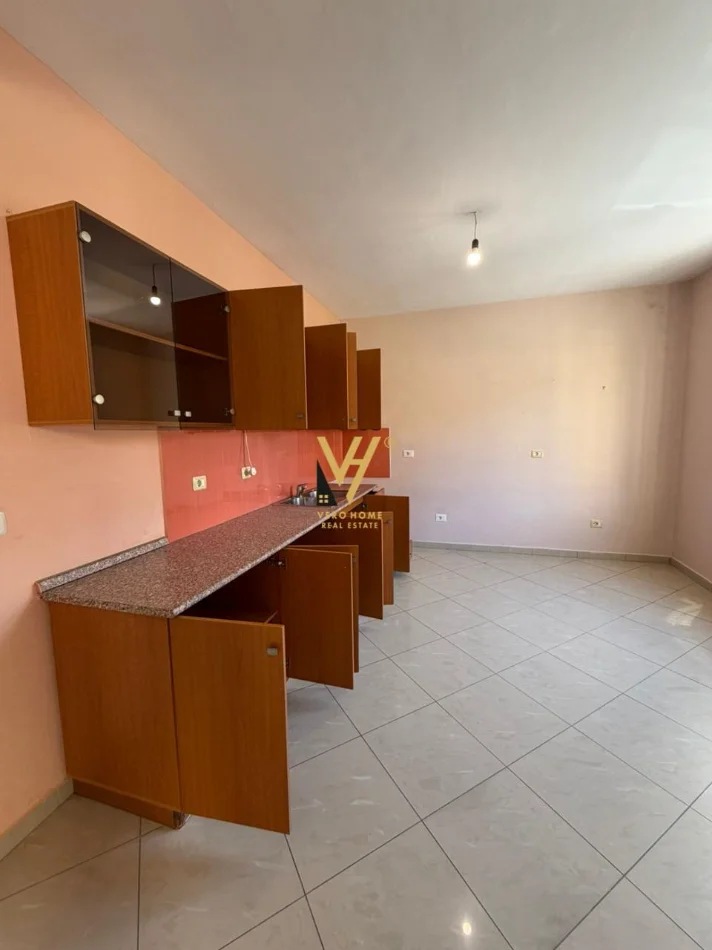 Tirane, shitet apartament 2+1+Ballkon Kati 1, 106 m² 250.000 € (KOMUNA E PARISIT)
