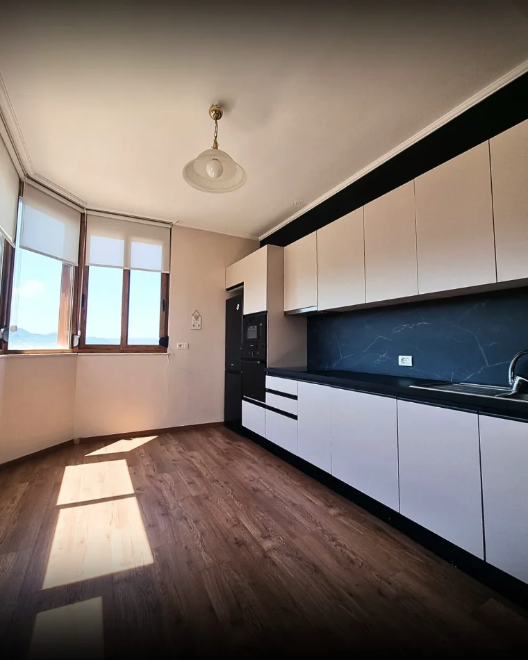 Tirane, jepet me qera apartament 2+1+Ballkon Kati 10, 120 m² 2.000 € (bllok)