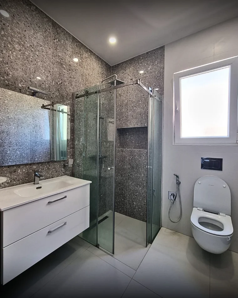 Tirane, jepet me qera apartament 2+1+Ballkon Kati 10, 120 m² 2.000 € (bllok)