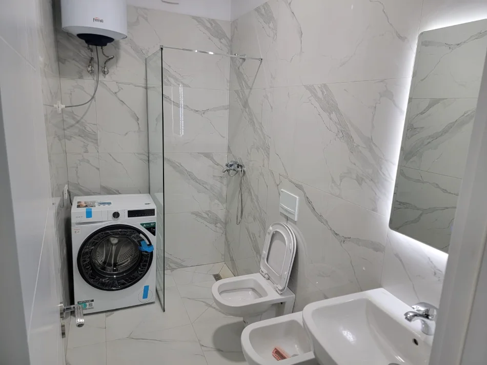 Tirane, jepet me qera apartament 1+1 Kati 8, 58 m² 450 € 
