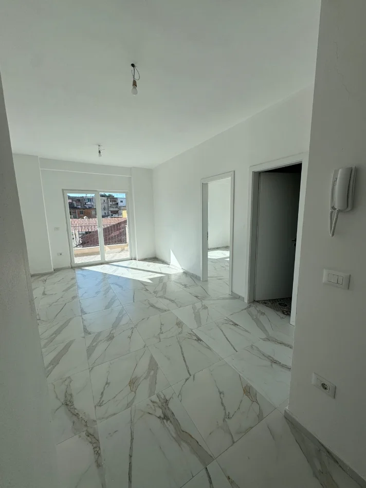 Tirane, jepet me qera apartament 1+1+Ballkon Kati 1, 70 m² 500 €