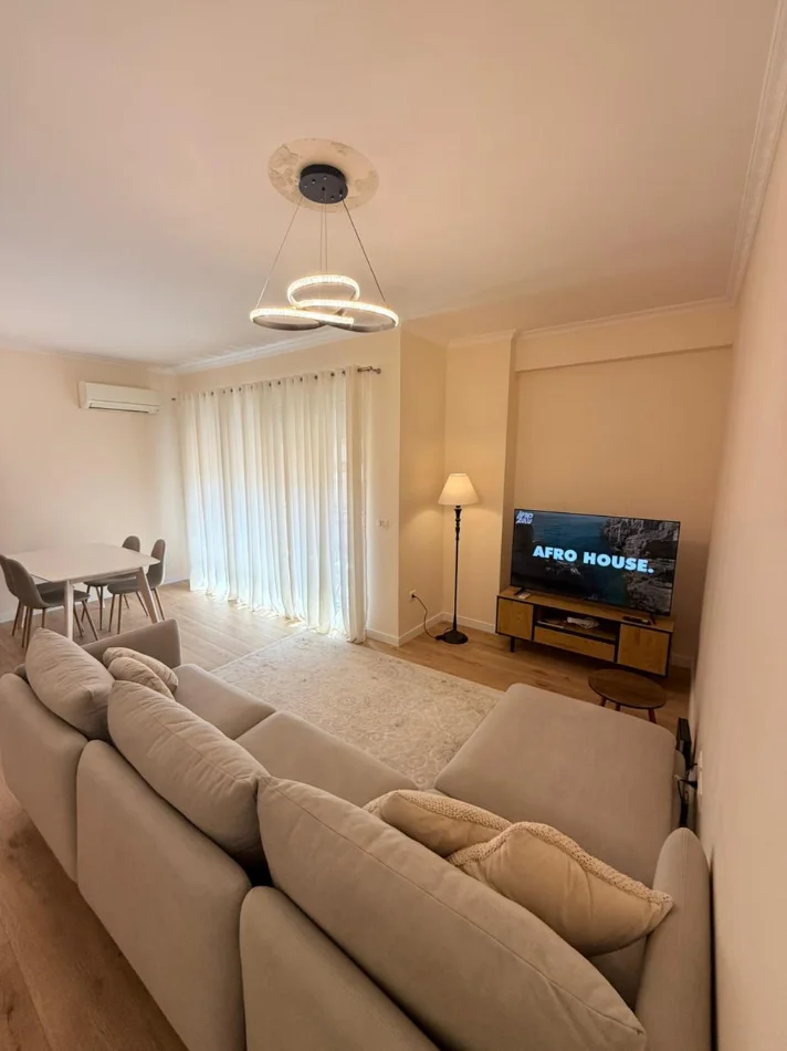 Tirane, jepet me qera apartament 2+1+Ballkon Kati 3, 90 m² 1.000 € (Kompleksi Delijorgji)