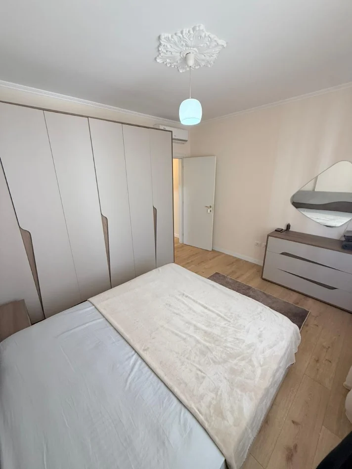 Tirane, jepet me qera apartament 2+1+Ballkon Kati 3, 90 m² 1.000 € (Kompleksi Delijorgji)