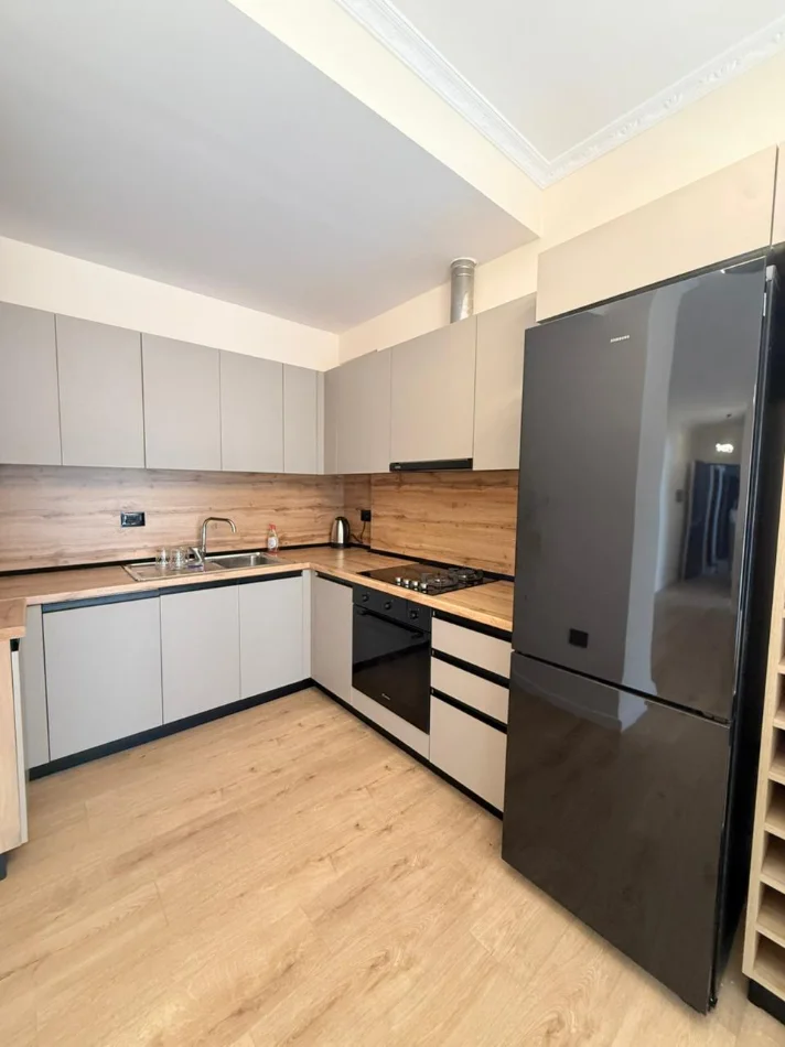 Tirane, jepet me qera apartament 2+1+Ballkon Kati 3, 90 m² 1.000 € (Kompleksi Delijorgji)
