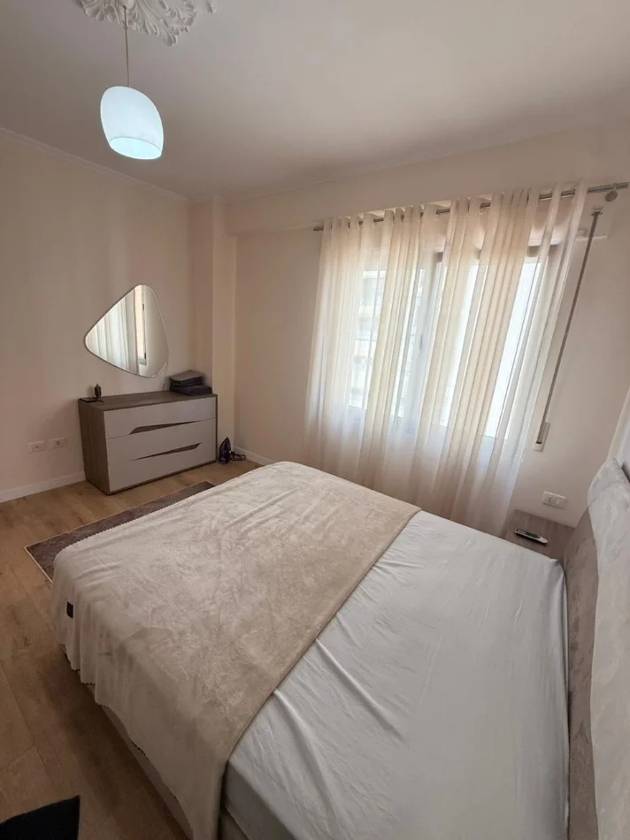 Tirane, jepet me qera apartament 2+1+Ballkon Kati 3, 90 m² 1.000 € (Kompleksi Delijorgji)