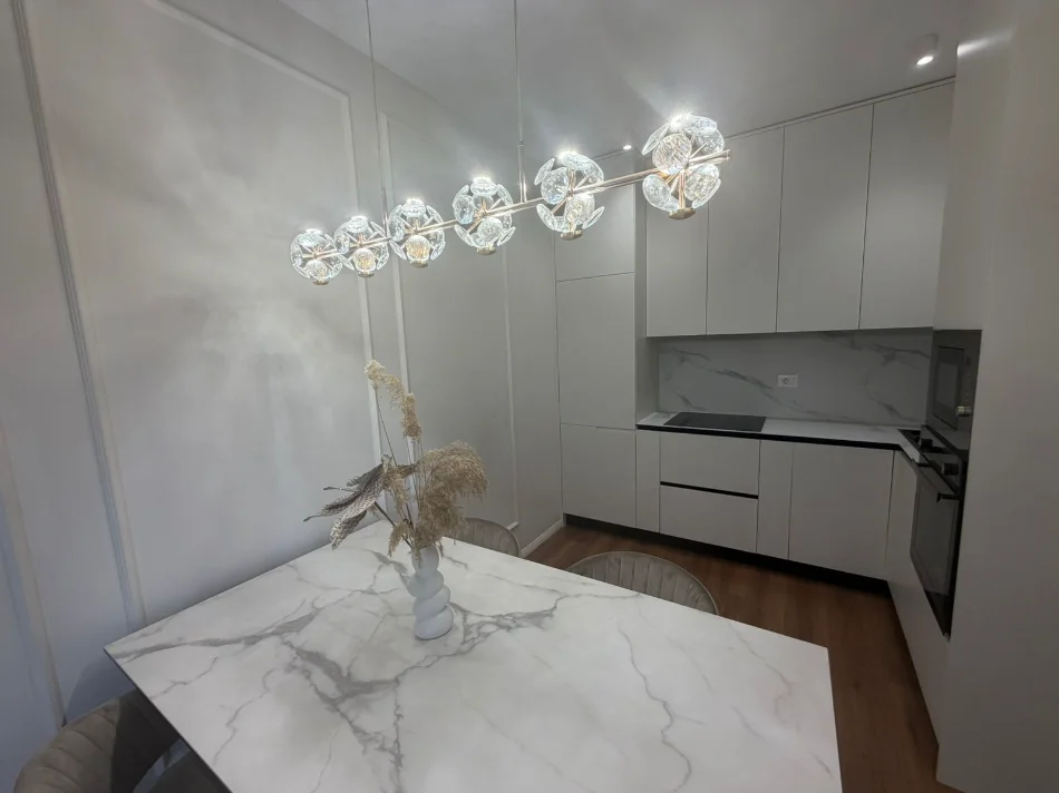 Tirane, jepet me qera apartament 1+1+Ballkon Kati 7, 65 m² 700 € 