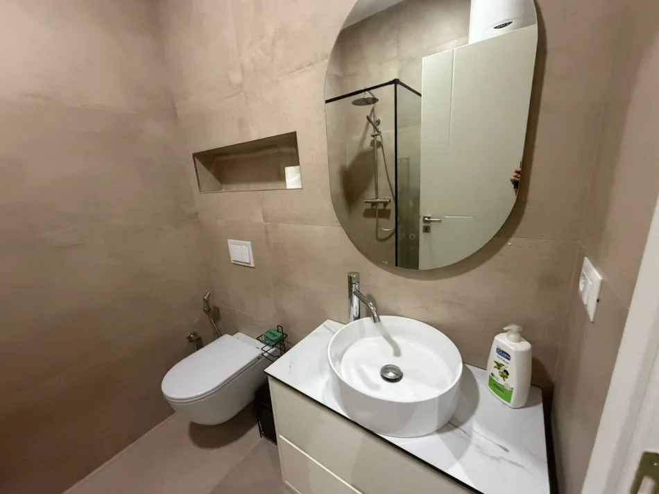 Tirane, jepet me qera apartament 1+1+Ballkon Kati 7, 65 m² 700 € 
