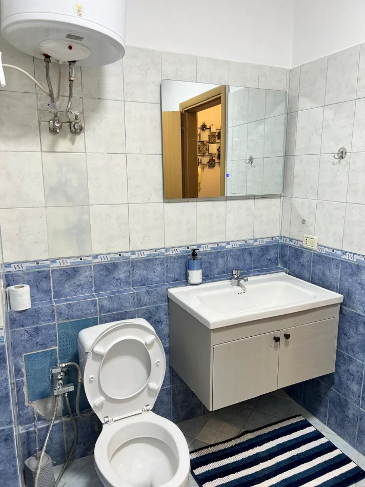 Tirane, jepet me qera apartament 1+1+Ballkon Kati 5, 65 m² 400 € 