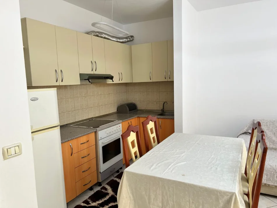 Tirane, jepet me qera apartament 1+1+Ballkon Kati 5, 65 m² 400 € 