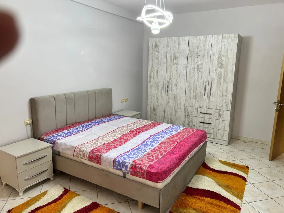Tirane, jepet me qera apartament 1+1+Ballkon Kati 5, 65 m² 400 € 