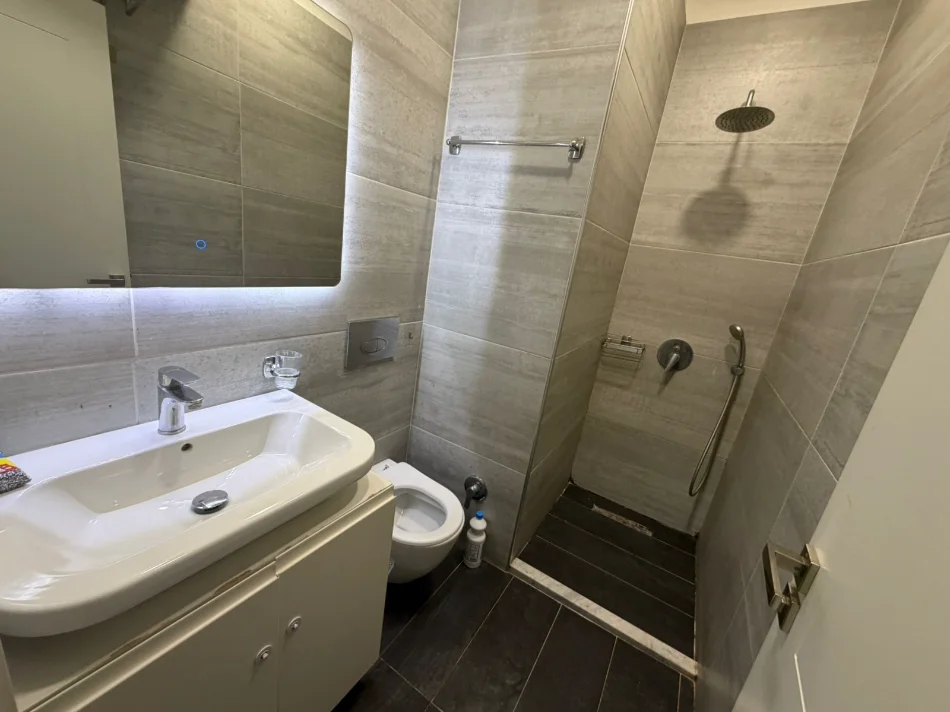 Tirane, jepet me qera apartament 1+1 Kati 1, 50 m² 400 € 