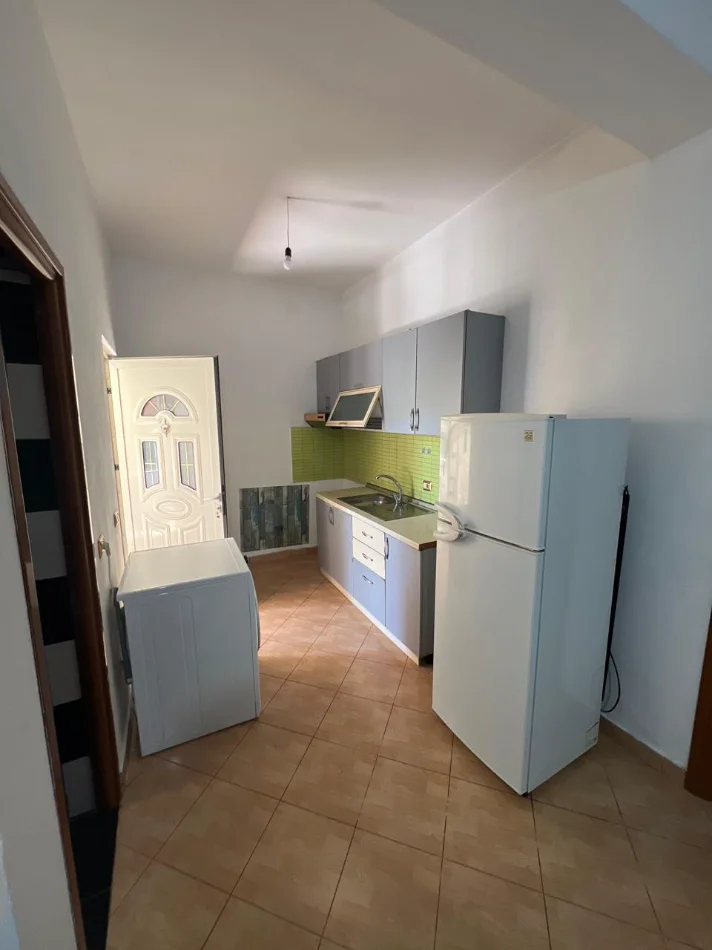 Tirane, jepet me qera apartament 1+1 Kati 1, 75 m² 300 € (JORDAN MISJA)