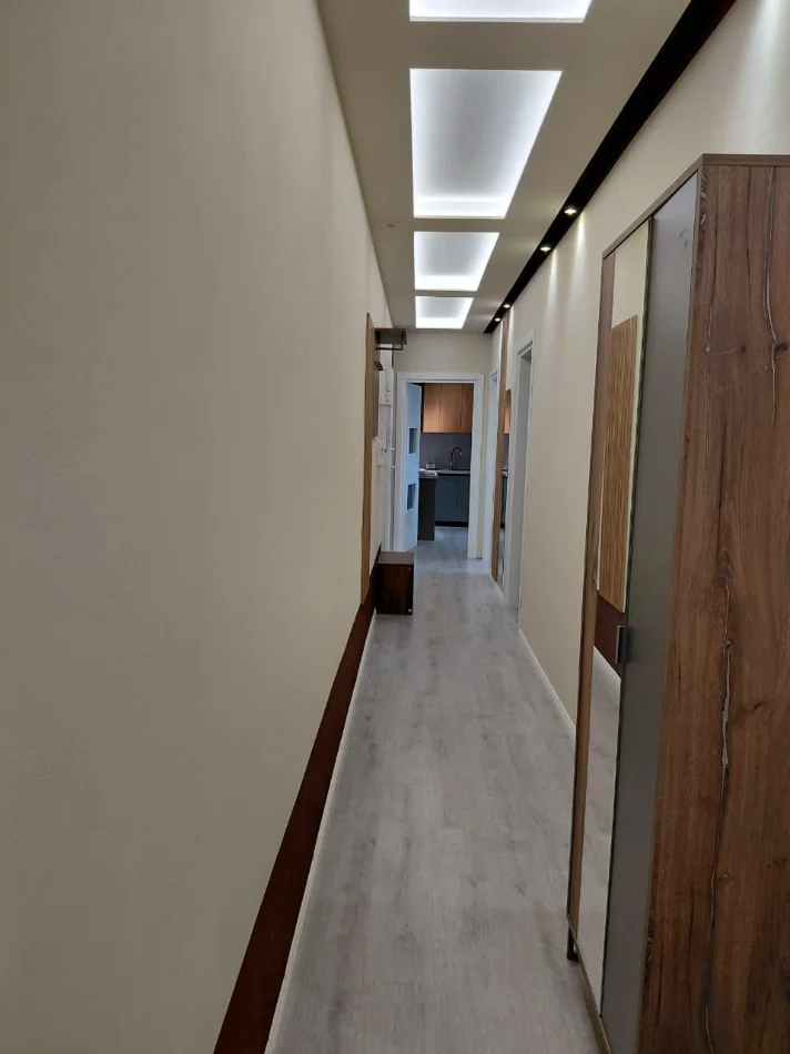 Tirane, jepet me qera apartament 2+1+2 Kati 7, 95 m² 650 € (ALI DEMI)
