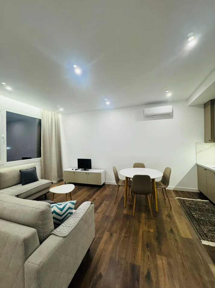 Tirane, jepet me qera apartament 1+1+Ballkon Kati 3, 70 m² 400 €