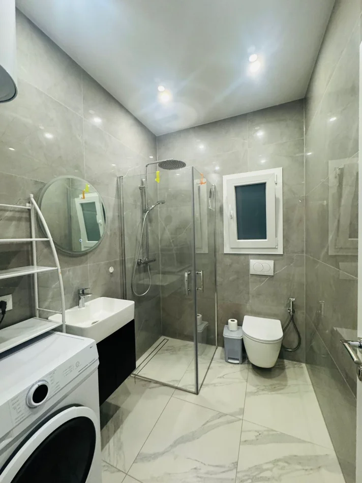 Tirane, jepet me qera apartament 1+1+Ballkon Kati 3, 70 m² 400 €