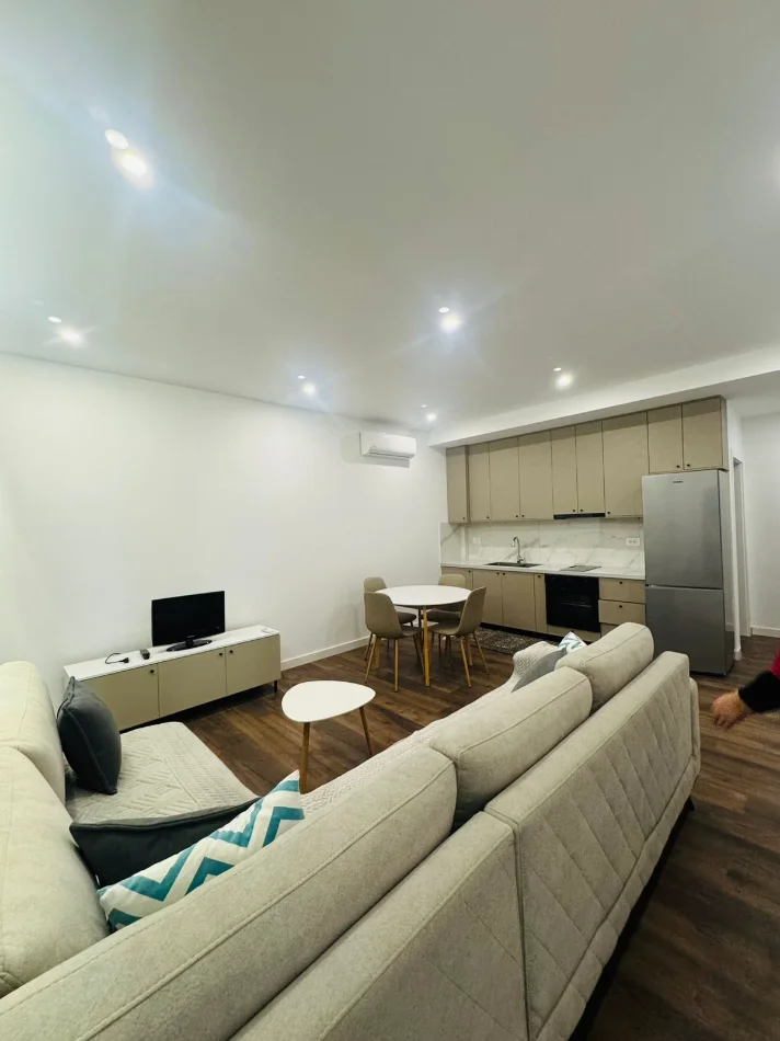 Tirane, jepet me qera apartament 1+1+Ballkon Kati 3, 70 m² 400 €