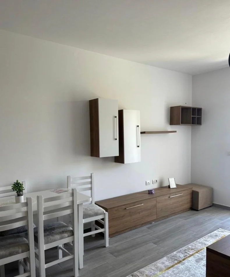 Tirane, jepet me qera apartament 1+1+Ballkon Kati 2, 65 m² 450 € 