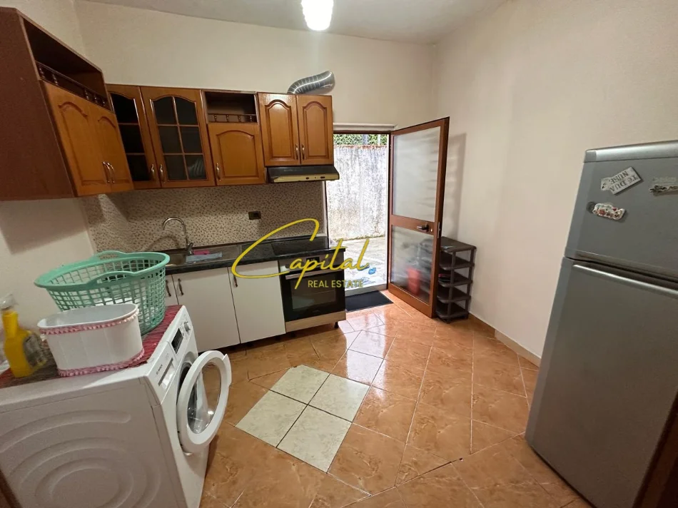Tirane, jepet me qera garsonier 1+1 Kati 1, 40 m² 300 € (RRUGA JORDAN MISJA)