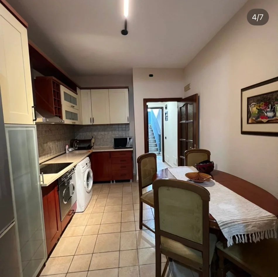 Tirane, jepet me qera apartament 1+1 Kati 4, 75 m², 50,000 Leke (Rr. e Kavajes)