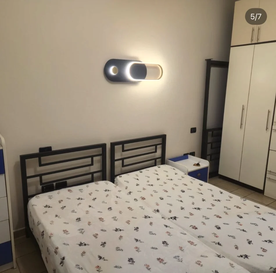Tirane, jepet me qera apartament 1+1 Kati 4, 75 m², 50,000 Leke (Rr. e Kavajes)
