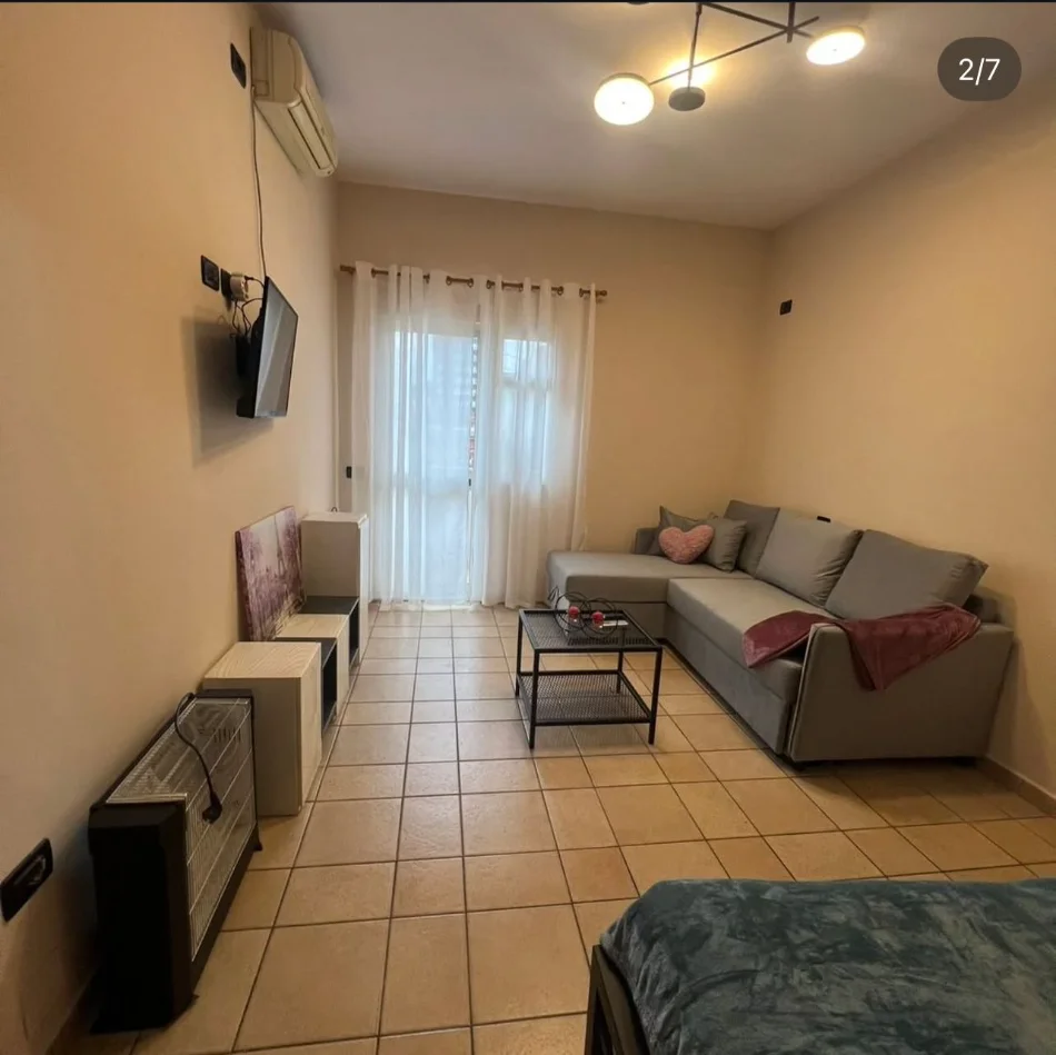 Tirane, jepet me qera apartament 1+1 Kati 4, 75 m², 50,000 Leke (Rr. e Kavajes)