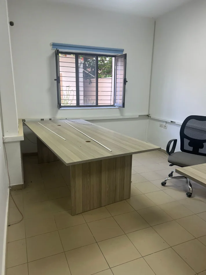 Tirane, jepet me qera zyre Kati 1, 140 m² 750 € (Sheshi Avni Rustemi,Pazari i Ri)