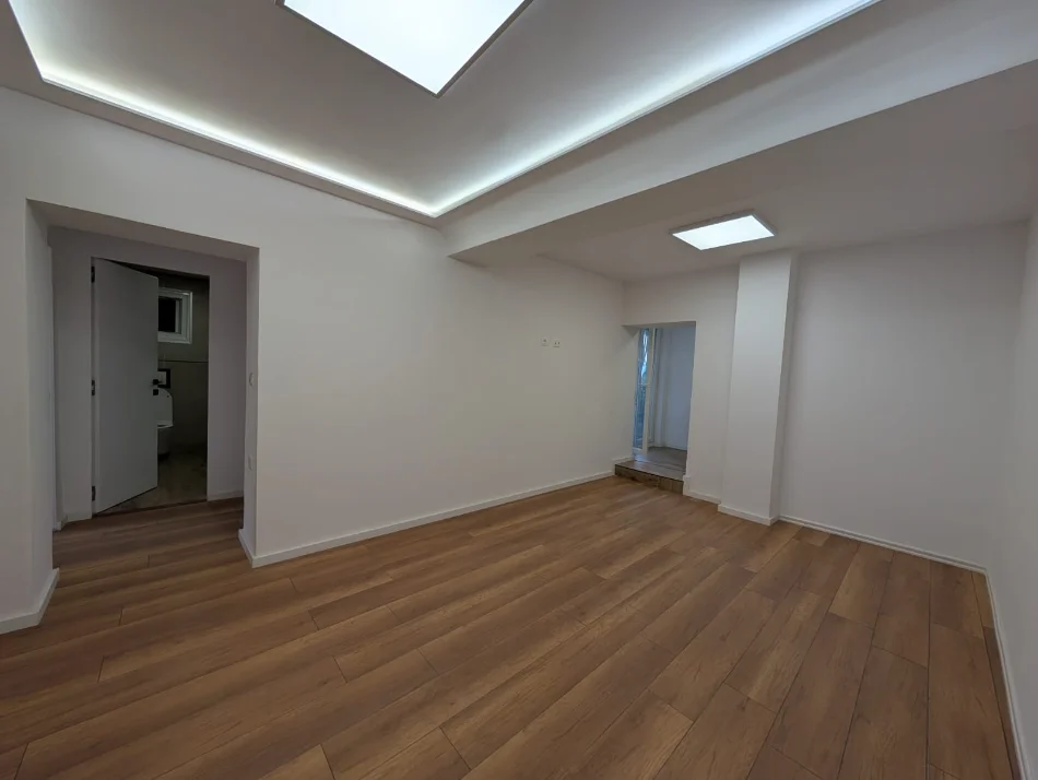 Tirane, jepet me qera zyre Kati 2, 57 m² 800 € (Bulevardi Zhan D'ark)