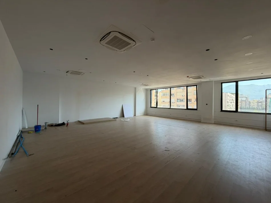 Tirane, jepet me qera ambjent biznesi , 140 m² 2.380 € (Kompleksi Delijorgji)