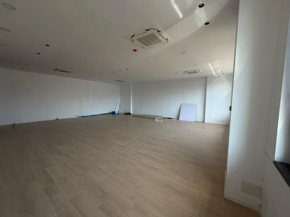 Tirane, jepet me qera ambjent biznesi , 140 m² 2.380 € (Kompleksi Delijorgji)