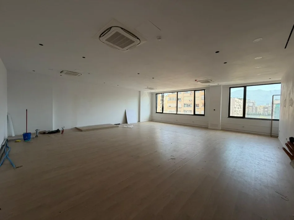 Tirane, jepet me qera ambjent biznesi , 140 m² 2.380 € (Kompleksi Delijorgji)