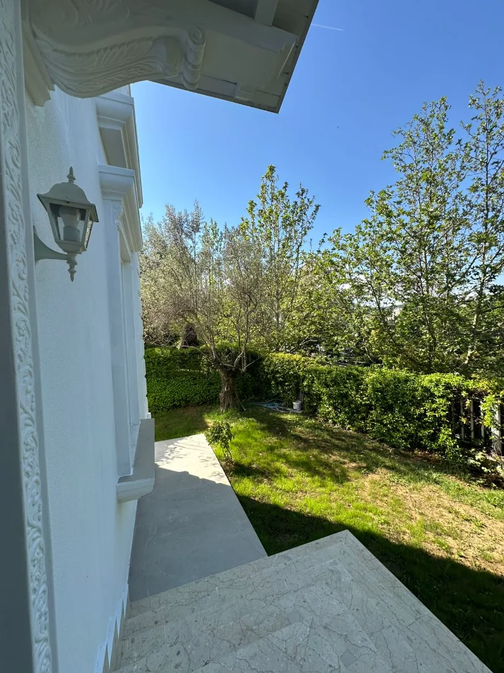 Tirane, jepet me qera Vile 4+1+Ballkon , 300 m² 2.500 € (Teg)