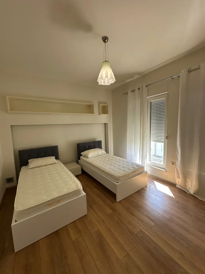 Tirane, jepet me qera Vile 4+1+Ballkon , 300 m² 2.500 € (Teg)