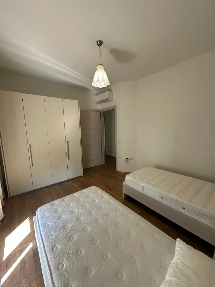 Tirane, jepet me qera Vile 4+1+Ballkon , 300 m² 2.500 € (Teg)